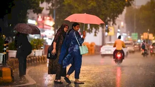 यूपी में फिर बदलेगा मौसम, अगले दो घंटे के अंदर इन जिलों में आंधी-बारिश का अलर्ट