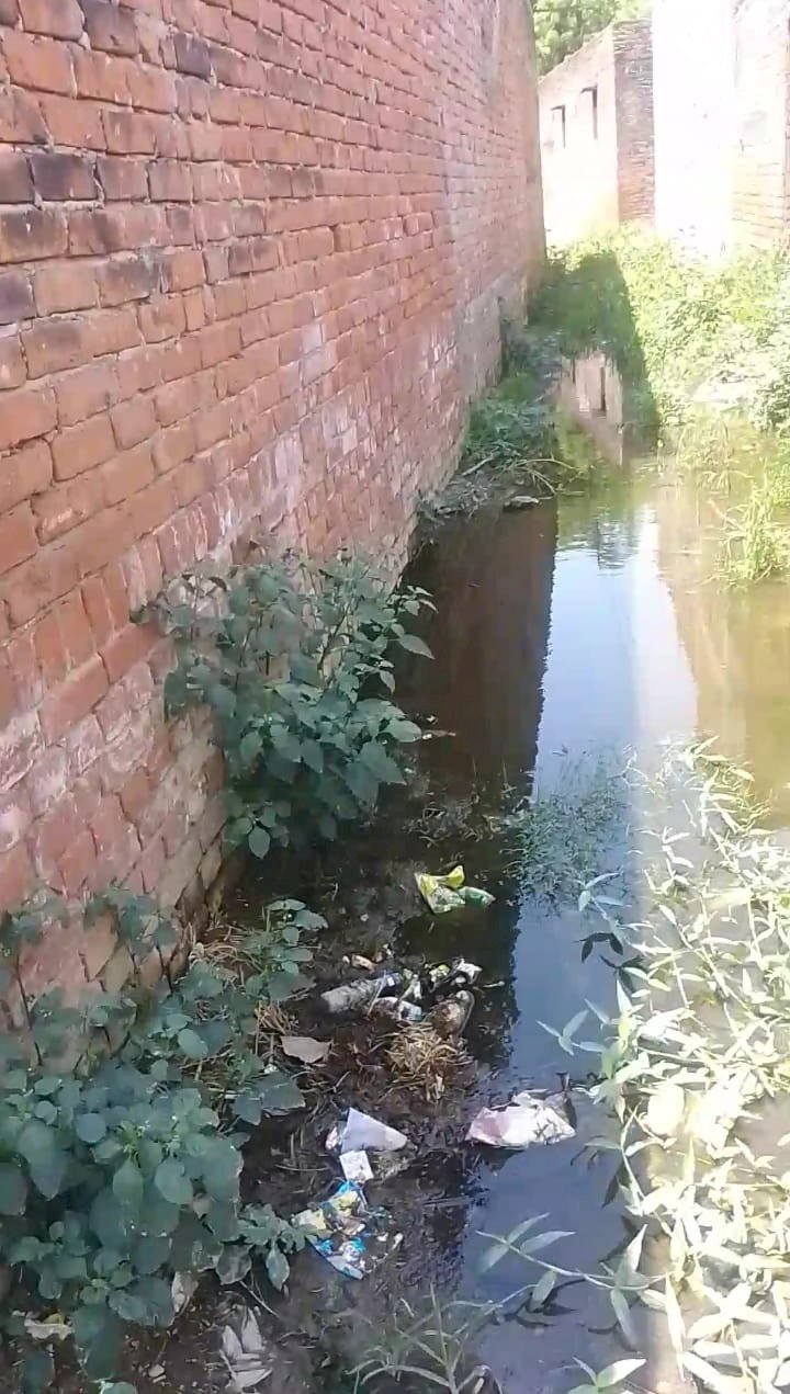 रायबरेली-खम्हरिया पूरे कुशल की सड़के बनी तालाब, लोगों का आगमन हुआ मुश्किल*