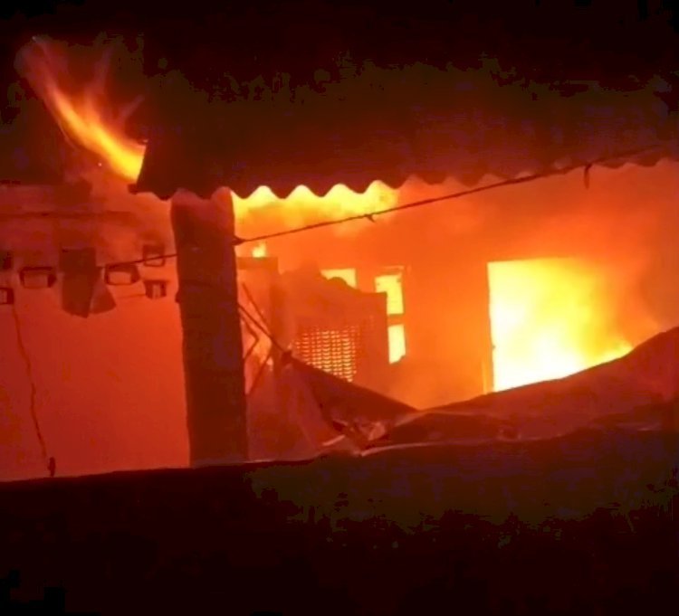 रायबरेली शहर के आजाद नगर मोहल्ले में संदिग्ध परिस्थितियों में घर में लगी भीषण आग