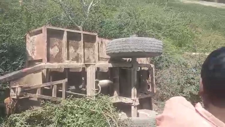 रायबरेली-अज्ञात साइकिल सवार को बचाने के चक्कर में गेहूं लदी ट्रैक्टर ट्राली खाई में पलटी, एक घायल
