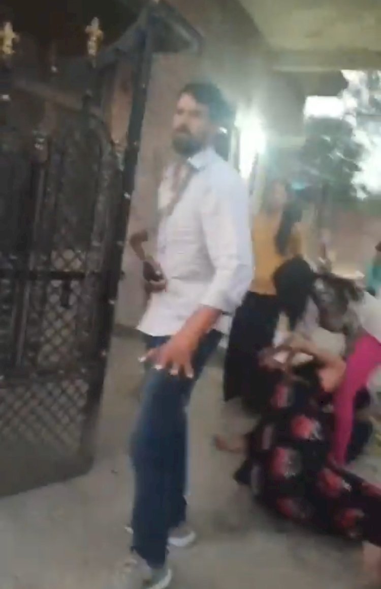रायबरेली-दबंगो ने असलहा निकालकर महिलाओं को धमकाने की कोशिश,मारपीट का वीडिओ वायरल