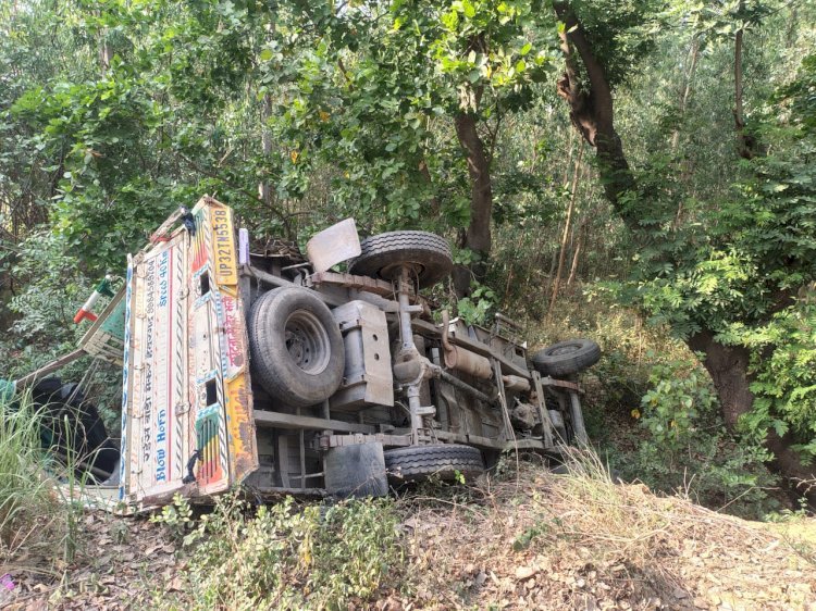 रायबरेली-तेज रफ्तार अनियंत्रित पिकअप खाई में पलटी, चालक घायल