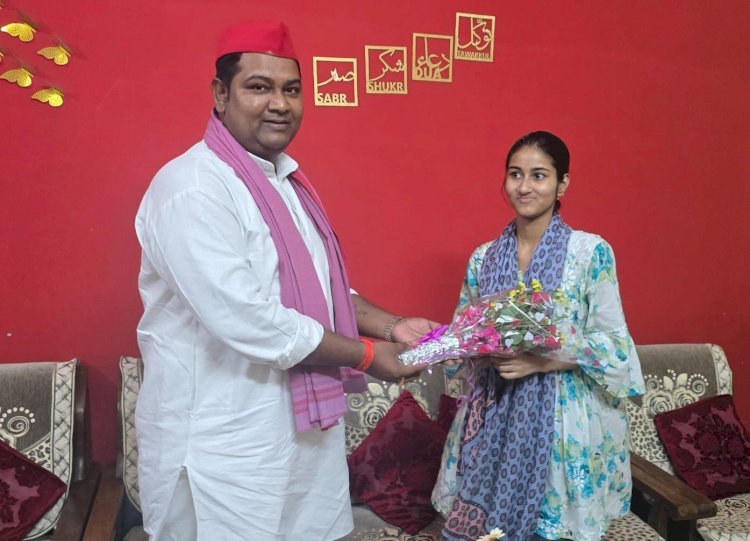 रायबरेली-पत्रकार की बेटी प्रतिभाशाली छात्रा उम्मे हबीबा को भावी प्रत्याशी मनीष देव पाल ने किया सम्मानित