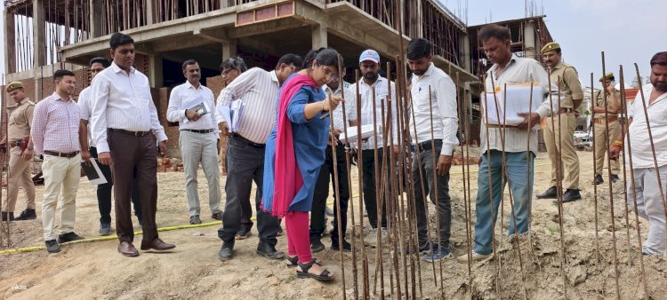 डीएम ने रायबरेली-निर्माणाधीन सभागार एवं पुस्तकालय का किया स्थलीय निरीक्षण