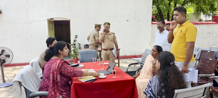 रायबरेली-डीएम-एसपी ने थाना दिवस पर सुनी लोगों की शिकायतें