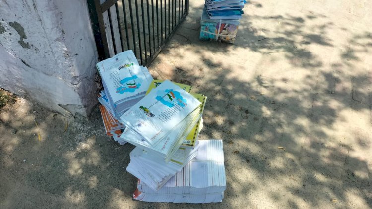 रायबरेली-स्कूल गेट पर लावारिस मिलीं बच्चों की किताबें, वायरल वीडियो से शिक्षा विभाग पर उठे सवाल