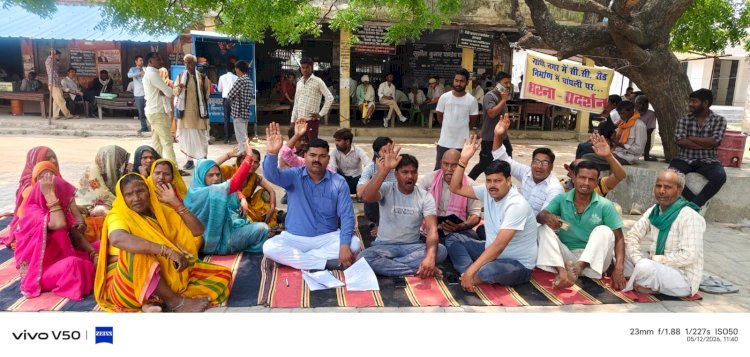 रायबरेली-घटिया सीसी रोड निर्माण के विरोध में मोहल्लावासियों का धरना प्रदर्शन