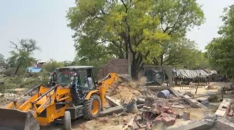 रायबरेली-तालाब की जमीन से हटवाया गया अवैध अतिक्रमण, ग्रामीणों ने लेखपाल पर लगाए गंभीर आरोप