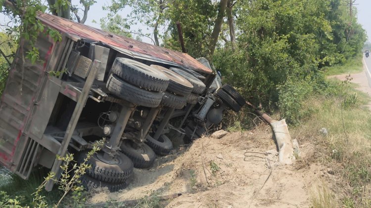 रायबरेली-बिजली के खम्भों से टकराकर पलटा ट्रक, दो दर्जन गाँवो की बिजली बाधित