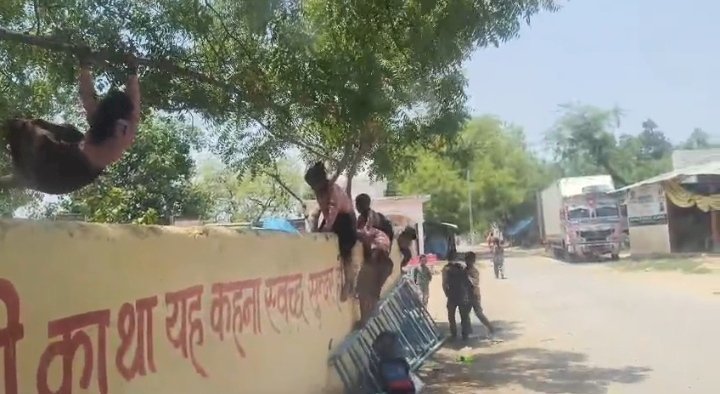 रायबरेली-विद्यालय समयावधि के अंदर बच्चों का पंचायत भवन की बाउंड्री वाॅल पर चढ़कर पेड़ में झूला झूलने का वीडियो वायरल