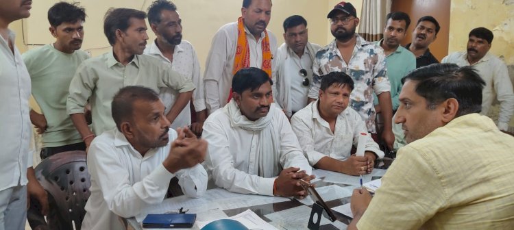 रायबरेली-बिजली कटौती पर उपभोक्ता तथा व्यापारियों ने एसडीओ को सौपा ज्ञापन