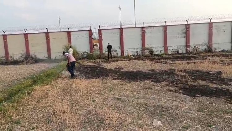 रायबरेली मलिकपुर सरैया गांव के पास पराली में लगी आग, समय रहते बुझाई गई: टला बड़ा हादसा