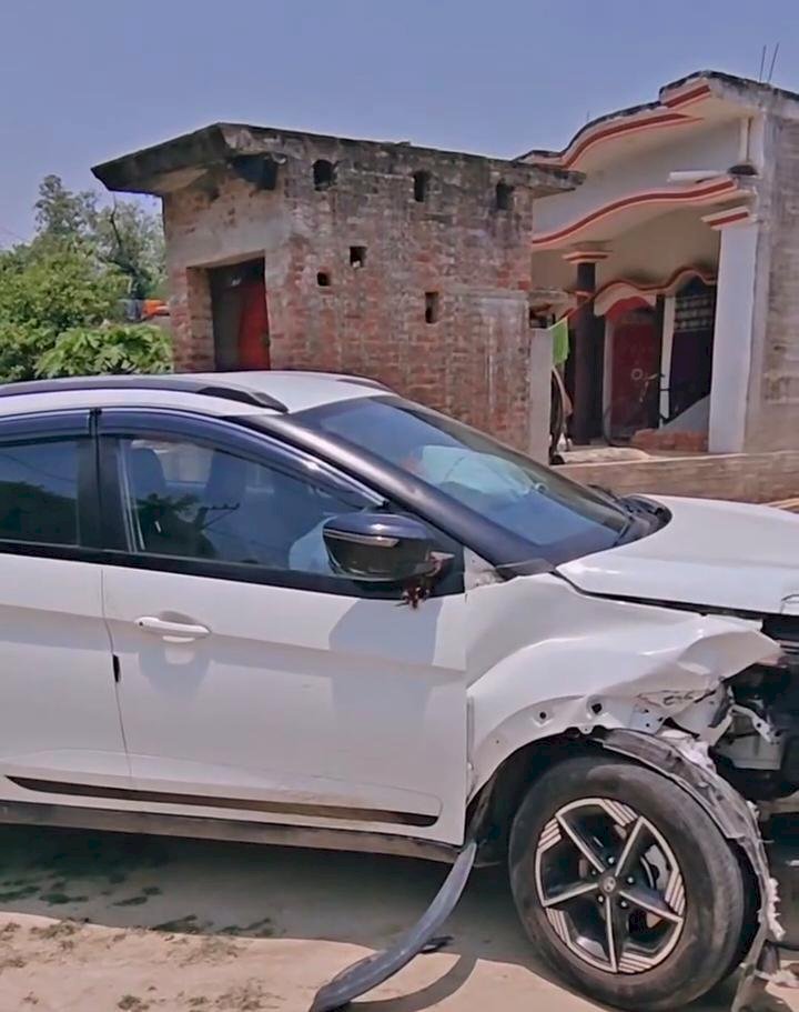 रायबरेली दो कारों की आमने-सामने टक्कर में दोनों सवार मामूली रूप से हुए घायल, वाहनों के उड़े परखच्चे