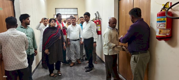 डीएम ने राजनैतिक दलों के प्रतिनिधियों के साथ ईवीएम/वीवीपैट वेयर हाउस का किया निरीक्षण