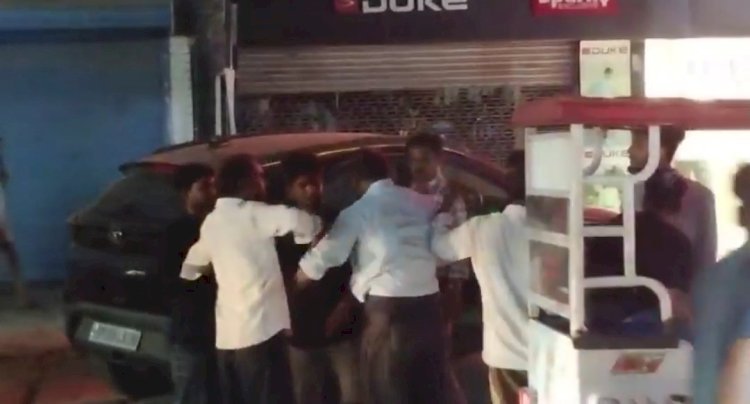 रायबरेली के शहर कोतवाली क्षेत्र के पवन नमकीन के पास दो गुटों में जमकर हाथापाई,वीडियो वायरल