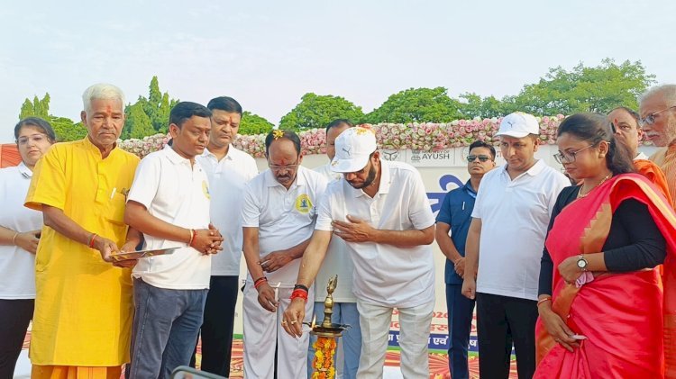 योग को जीवनशैली बनाकर स्वस्थ एवं सशक्त भारत के निर्माण में करें योगदान – मनोज कुमार पाण्डेय