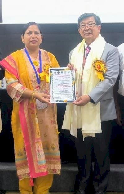 रायबरेली की प्रो० रीता रानी वियतनाम में 'बेस्ट टीचर अवार्ड' से हुई सम्मानित