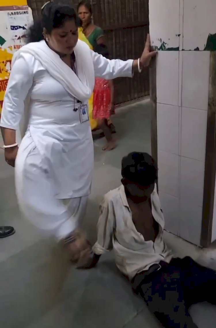 रायबरेली-जिला अस्पताल में इंसानियत हुई शर्मसार: मानसिक रूप से बीमार युवक को महिला वार्ड बॉय ने लात-चप्पलों से पीटा, वीडियो वायरल,तमाशा देख रहा गार्ड