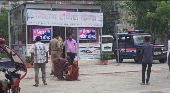 दबंगों से परेशान पीड़िता थाना परिसर में पुलिस के सामने घुटनों पर बैठकर कर रही है न्याय की मांग