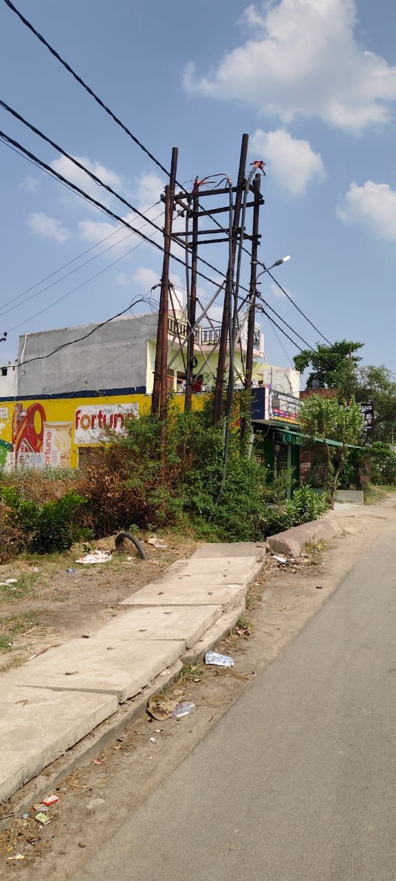 रायबरेली विद्युत विभाग की लापरवाही से हाइवे पर दिन में जलती रहती स्ट्रीट लाइटें