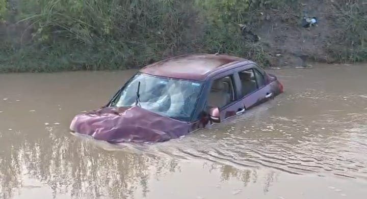 रायबरेली-अचानक कुत्ता सामने आने से कार अनियंत्रित होकर उछलकर नहर में पलटी, बाल बाल बचे सवार