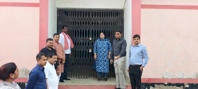 रायबरेली-डीएम ने राजनैतिक दलों के प्रतिनिधियों के साथ ईवीएम/वीवीपैट वेयर हाउस का किया निरीक्षण