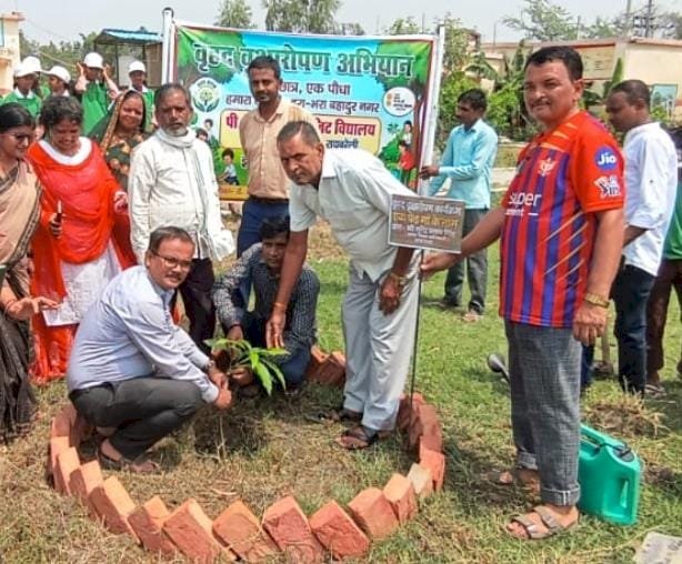 रायबरेली-नवागत बीईओ सुरेंद्र कुमार ने संभाली हरियाली की कमान, 'एक पेड़ मां के नाम' अभियान में किया वृहद वृक्षारोपण