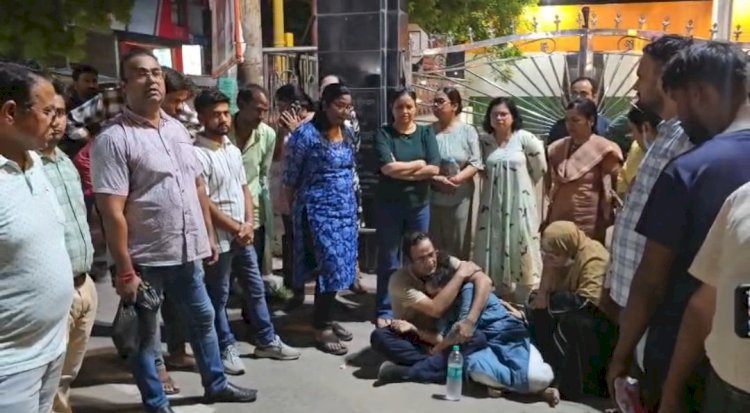 रायबरेली-डॉक्टर अमित सिंह की गिरफ्तारी के विरोध में सड़कों पर उतरे डॉक्टर, IMA के बैनर तले प्रदर्शन