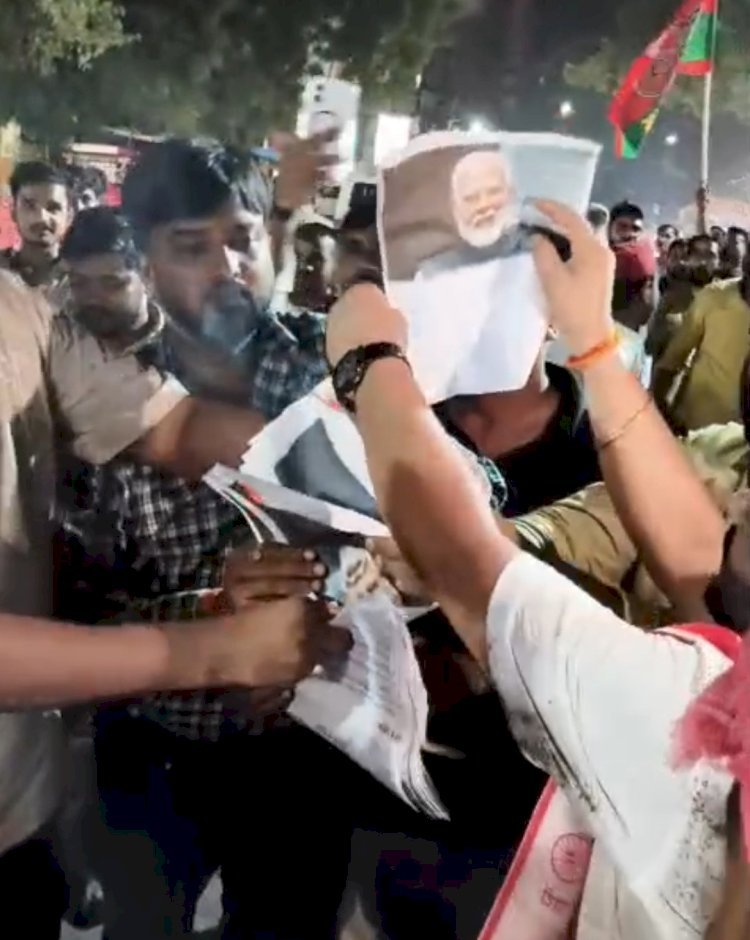 रायबरेली में सपाइयों का प्रदर्शन, पुलिस के सामने पीएम का पोस्टर जलाया