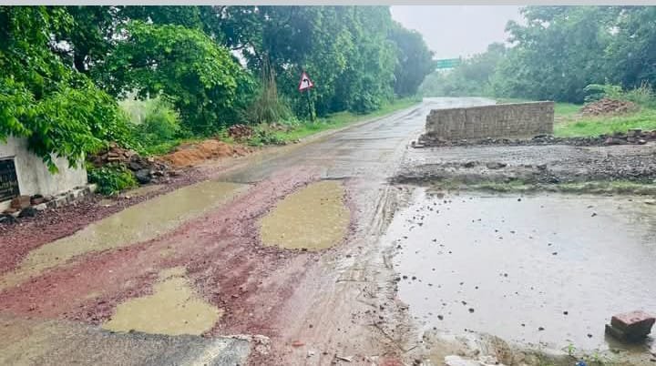 रायबरेली जनपद को उन्नाव कानपुर से जोड़ने वाले मार्ग पर बना पुल वर्तमान समय में हो रहा है प्रशासनिक उपेक्षा का शिकार