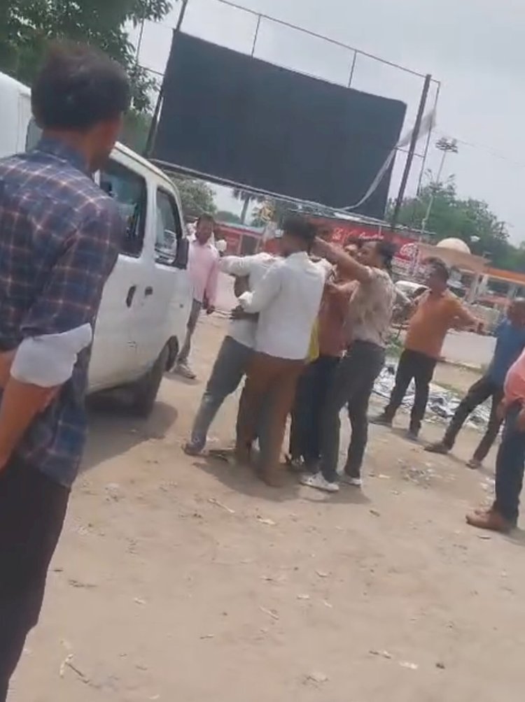 रायबरेली: पुलिस बूथ के सामने दबंगों की गुंडई, बीच सड़क पर मारपीट का वीडियो वायरल