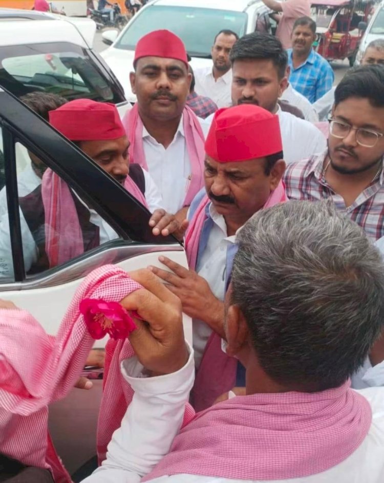 रायबरेली सपा प्रदेश अध्यक्ष का कस्बे के मुख्य चौराहे पर कार्यकर्ताओं ने किया स्वागत
