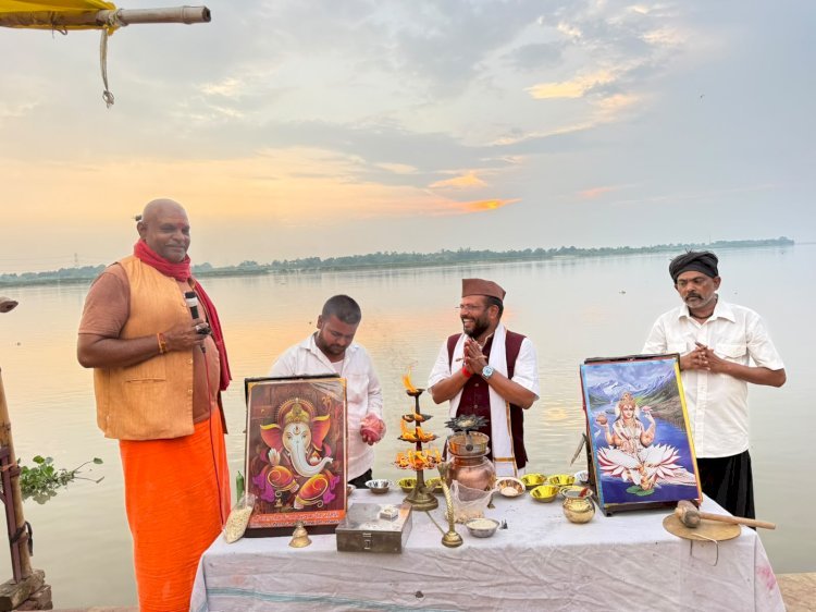 रायबरेली देव शयनी एकादशी की शाम गंगा तट पर गूंजा जयघोष, भव्य आरती का आयोजन