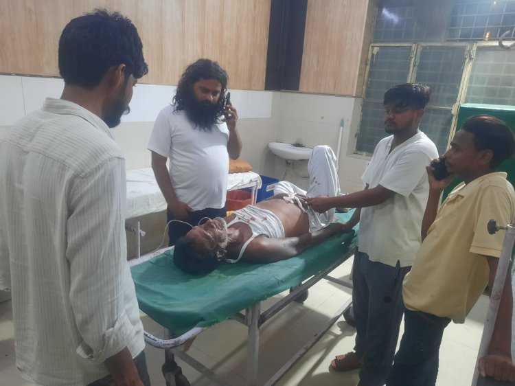 सड़क पार कर रहे अधेड़ को बाइक सवार ने मारी टक्कर, हालात गंभीर