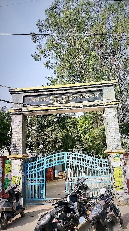 रायबरेली के मोतीलाल नेहरू स्टेडियम में हरियाली पर चला आरा, बिना अनुमति पेड़ कटान का आरोप