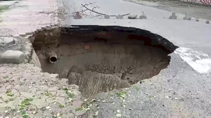 रायबरेली में एक माह पहले बनी करोड़ों की सड़क धंसी, जांच में सीवर पाइपलाइन लीकेज आई सामने