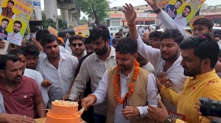 रायबरेली भाजयुमो प्रदेश अध्यक्ष का जनपद प्रथम आगमन पर हुआ जोरदार स्वागत, केक काटकर मनाया गया जन्मदिवस