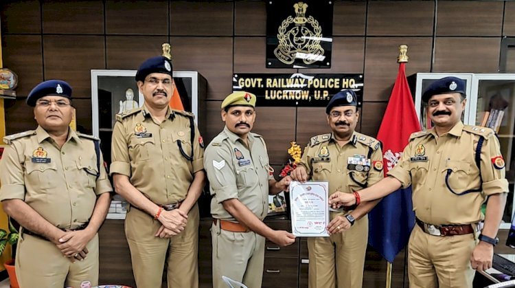 रायबरेली चलती ट्रेन में महिला यात्री की जान बचाने वाले जीआरपी सिपाही शिवपूजन चौधरी सम्मानित