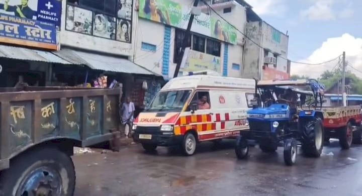 रायबरेली रोजाना जाम के झाम में उलझ रहा है महाराजगंज, रेंगती दिखाई दी एम्बुलेंस