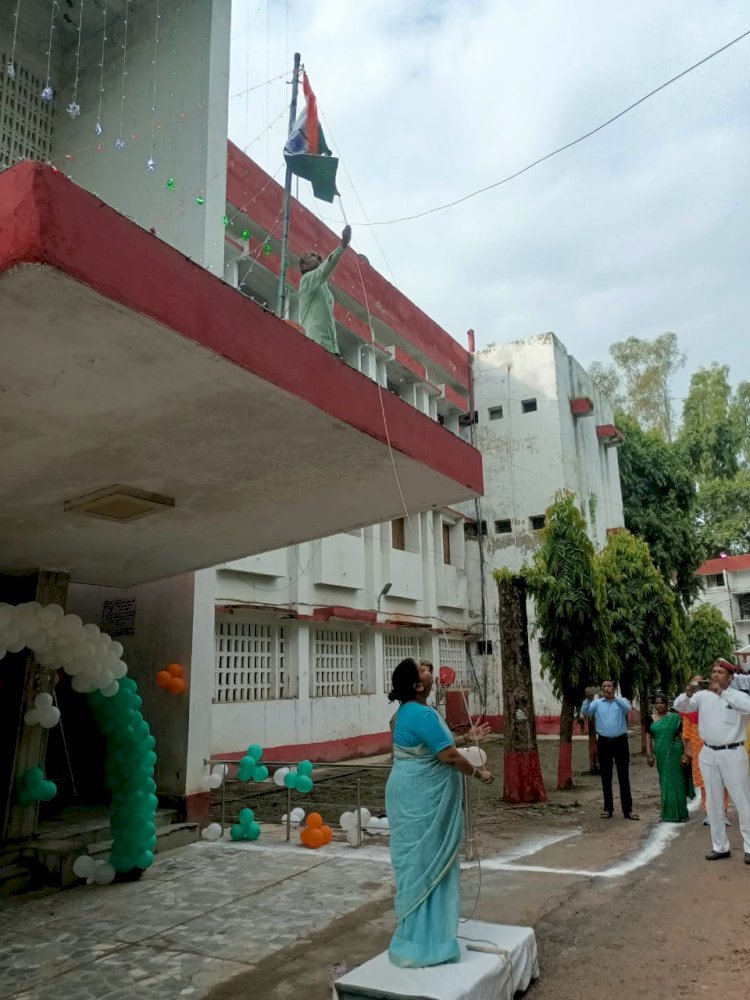 रायबरेली-मुख्य विकास अधिकारी अंजुलता ने किया ध्वजारोहण