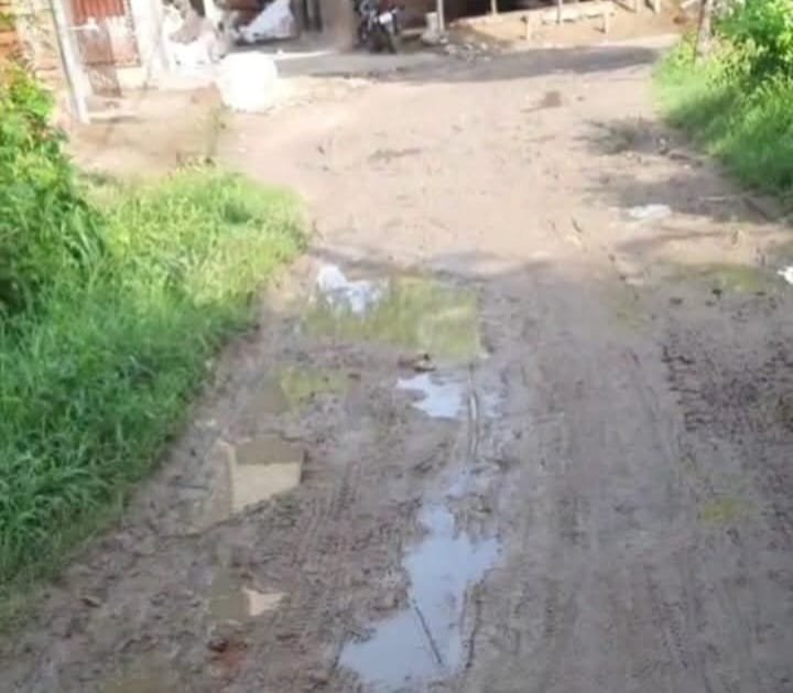 रायबरेली खजुरों बालिका इण्टर कॉलेज सम्पर्क मार्ग बदहाल, ग्रामीणों में रोष