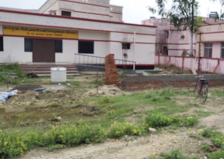 रायबरेली-कस्तूरबा गांधी विद्यालय में पीली ईंटों से बनाई जा रही बाउंड्री वाल, जिम्मेदारों पर उठे सवाल