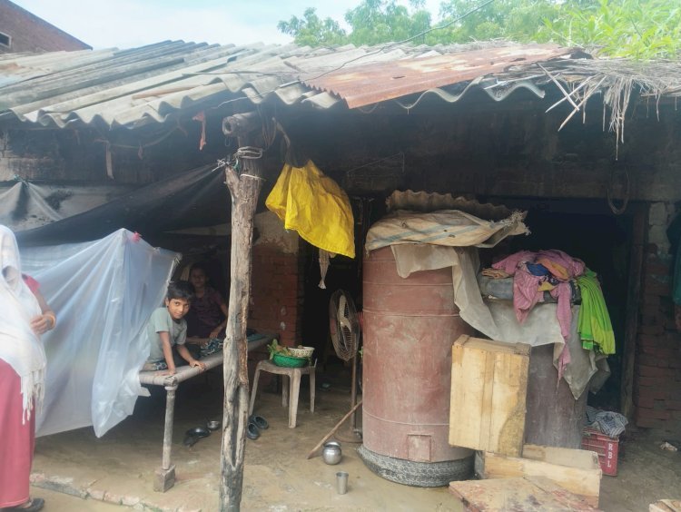 रायबरेली बारिश से कच्चा मकान भरभरा कर गिरा, बाल-बाल बचा परिवार