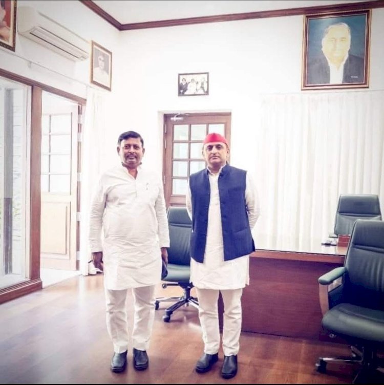 रायबरेली में विवादित होल्डिंग से सियासी हलचल, सपा जिलाध्यक्ष को लेकर लगाए गए पोस्टर पर चर्चा