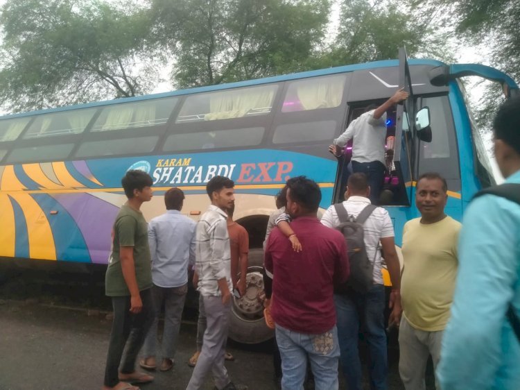तेज रफ्तार अनियंत्रित बस पेड़ से टकराई, बाल बाल बचे बस में सवार यात्री