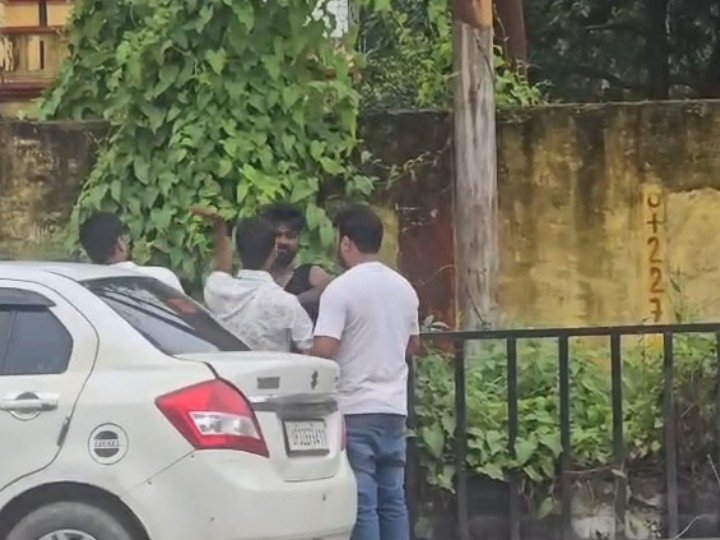 रायबरेली: कार सवार दबंगों की दबंगई, बीच सड़क सपेरों की बेरहमी से पिटाई