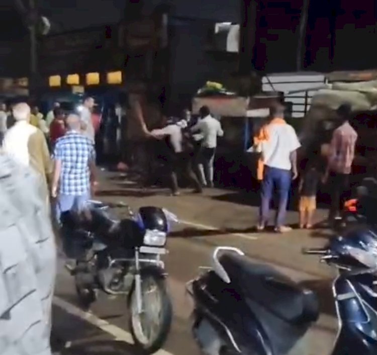 रायबरेली में शराब ठेके के बाहर LIVE मारपीट, वीडियो वायरल