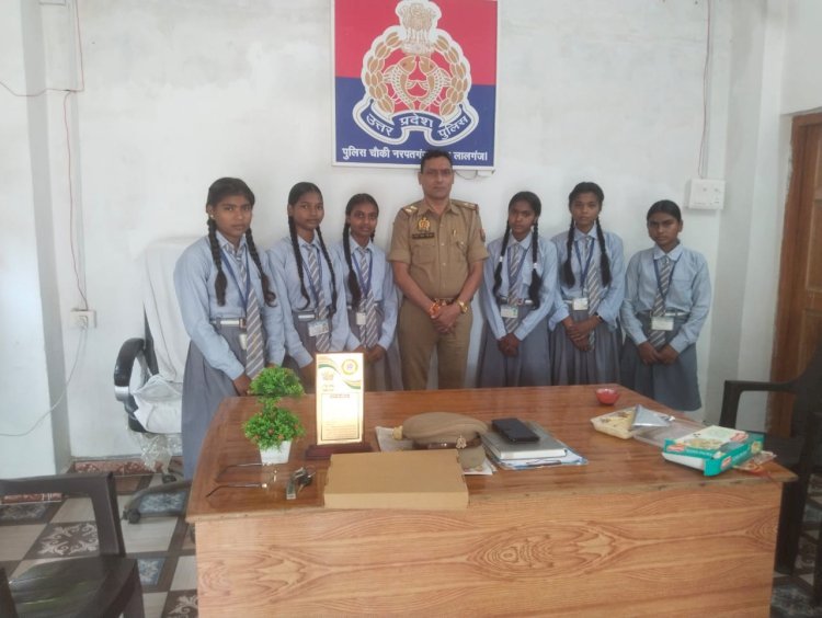 रायबरेली-डीसीडी पब्लिक स्कूल की छात्राओं ने पुलिस जवानों की कलाई पर बांधी राखी, सुरक्षा का मिला भरोसा