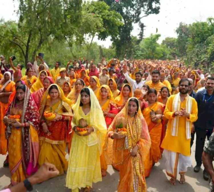 रायबरेली में निकली भव्य कलश यात्रा, हजारों श्रद्धालुओं ने लिया हिस्सा, हेलीकॉप्टर से हुई पुष्पवर्षा