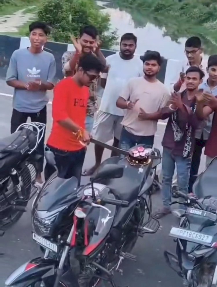 रायबरेली में रीलबाजों पर कानून का खौफ नहीं! बाइक पर रखकर तलवार से काटा बर्थडे केक, वीडियो वायरल